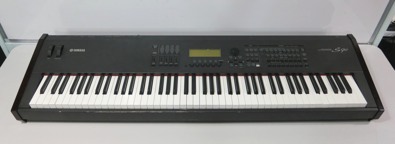 電子琴 Keyboard/Synthesizer (Yamaha S90)